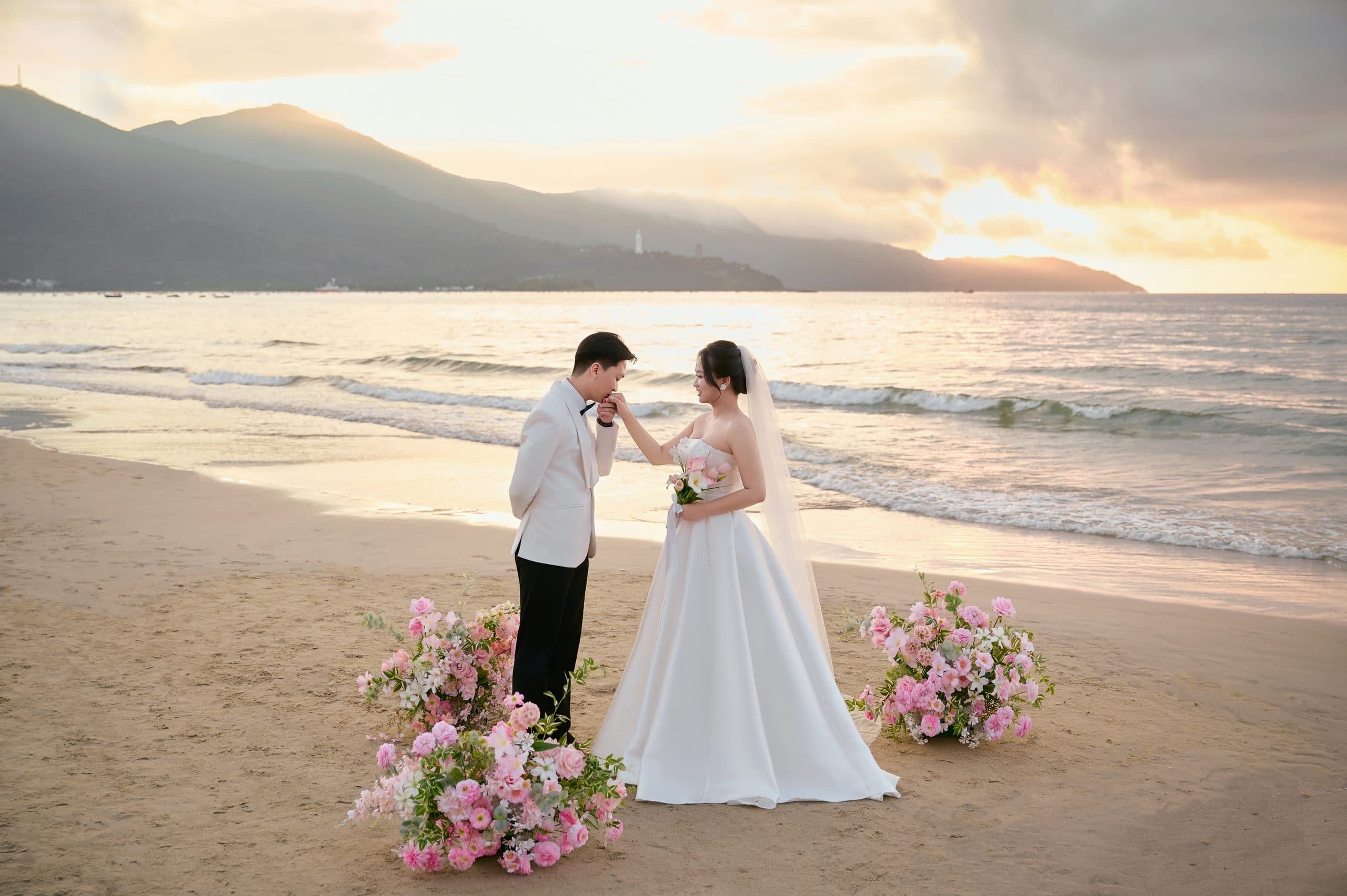 Đôi uyên ương tại bãi biển