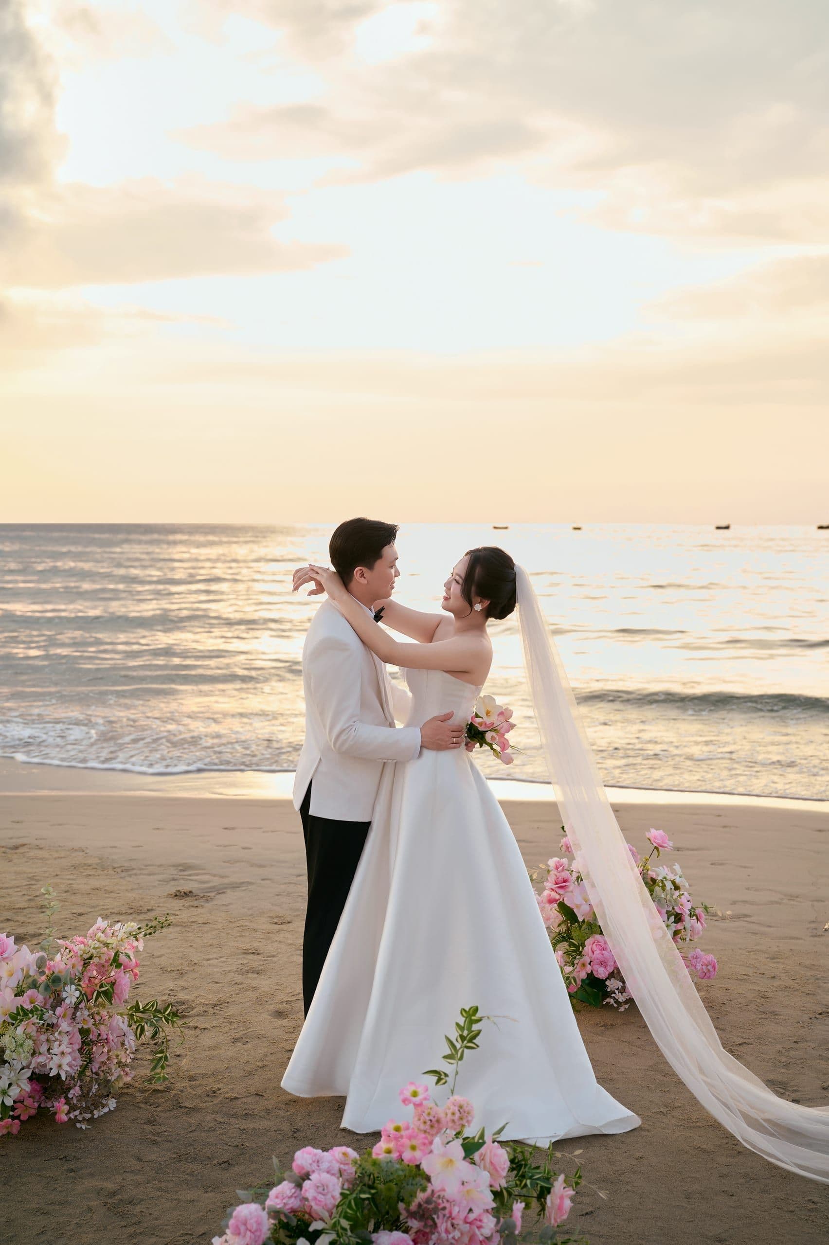 Đôi uyên ương khiêu vũ tại bãi biển