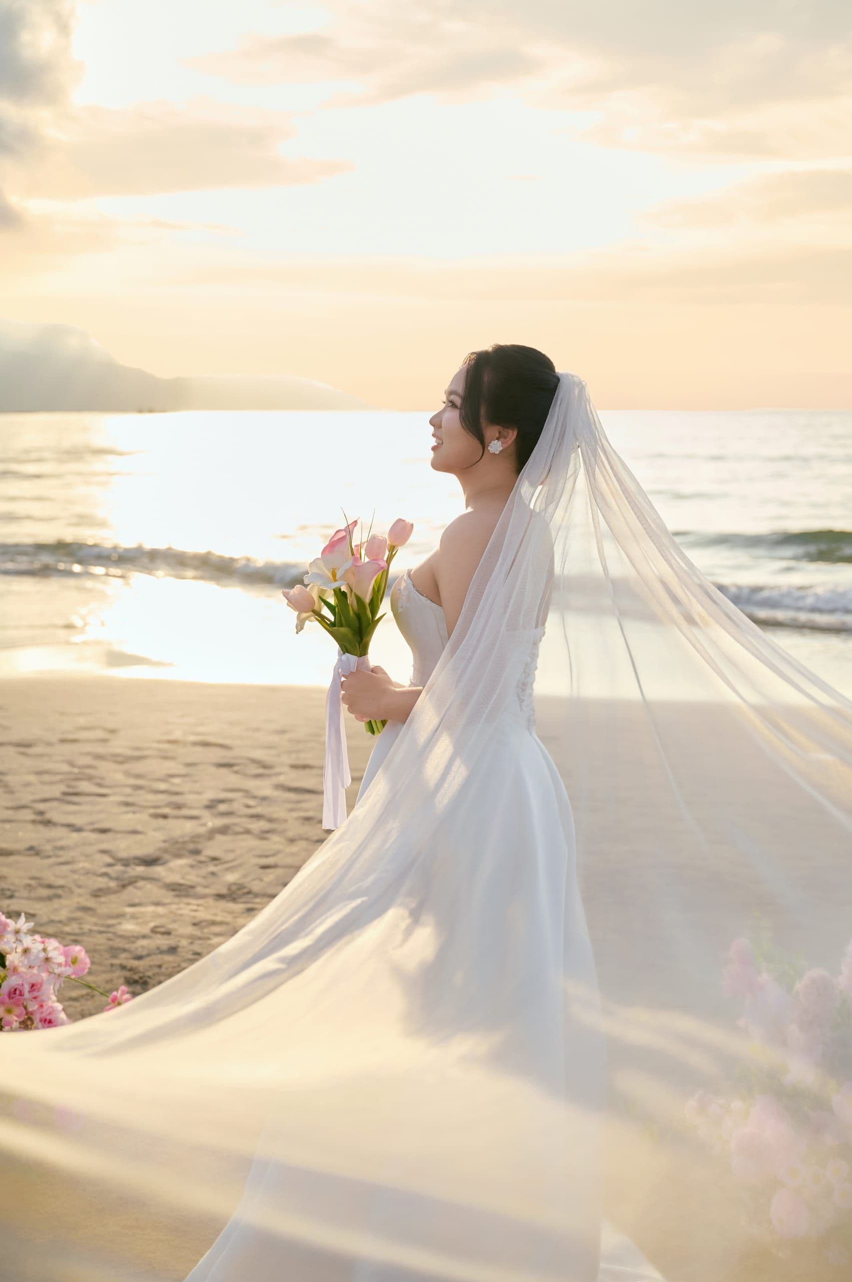 Cô dâu với tà voan trắng thướt tha