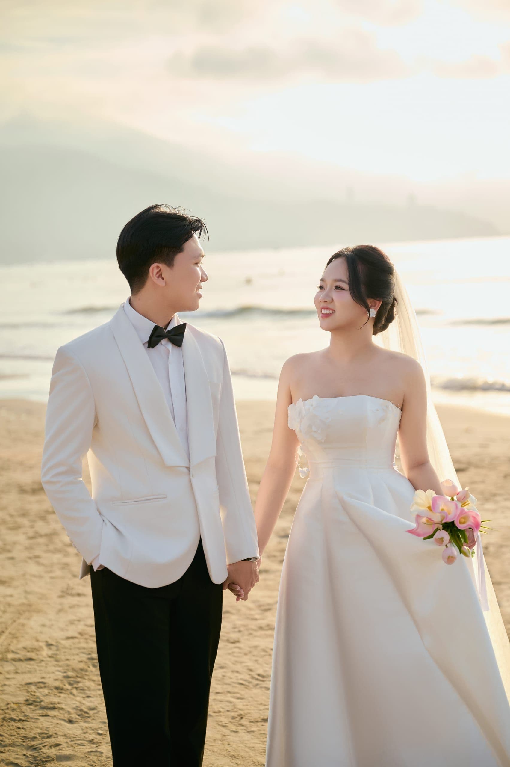 Bàn tay cô dâu chú rể nắm nhau