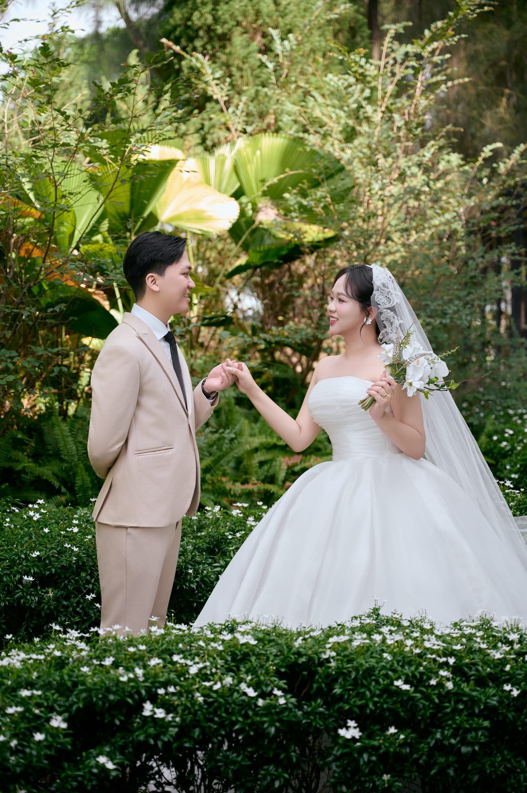 Đôi uyên ương dạo trong vườn hoa